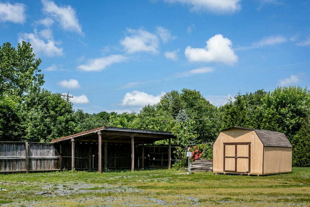 NICE OFFICE BUILDING ON 1.5 ACRE LOT