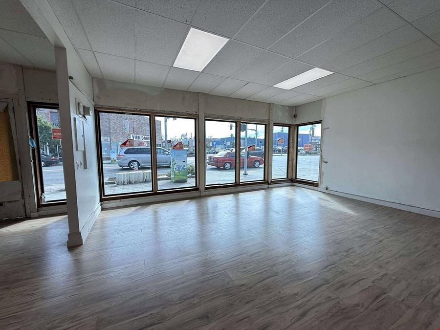 PRIME TACOMA RETAIL LOCATION - BUSY RETAIL SPACE + VERY WIDE GLASS CORNER FRONTAGE