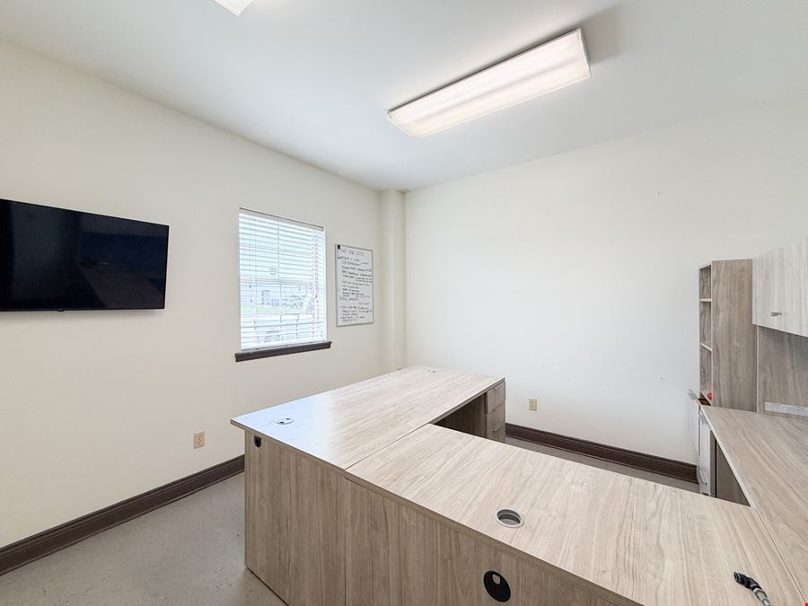 NN-Leased ±12,500 SF Office / Warehouse