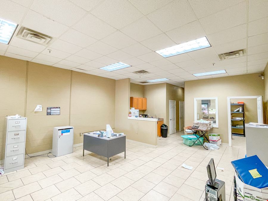 3 Retail Suites Available in Airline Hwy Strip Center