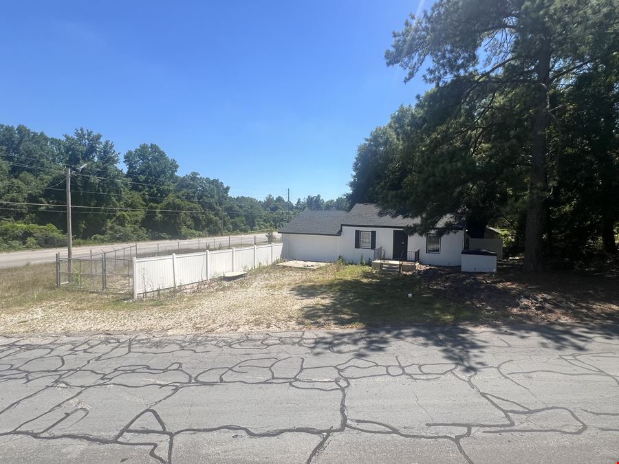 1,776 SF Flex Building Along Gillespie St