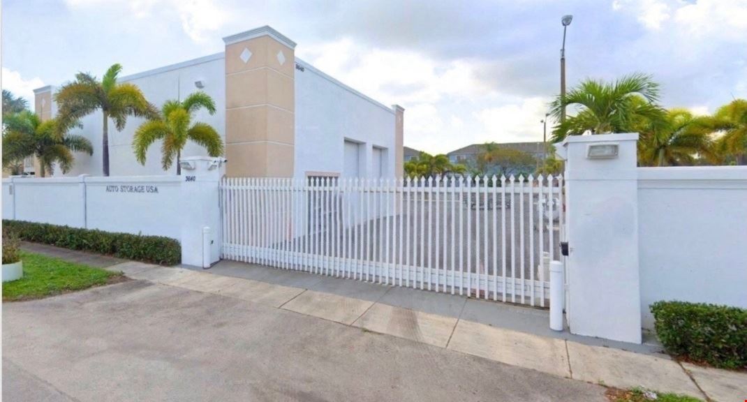 5,543 SF Office Warehouse Building with Yard