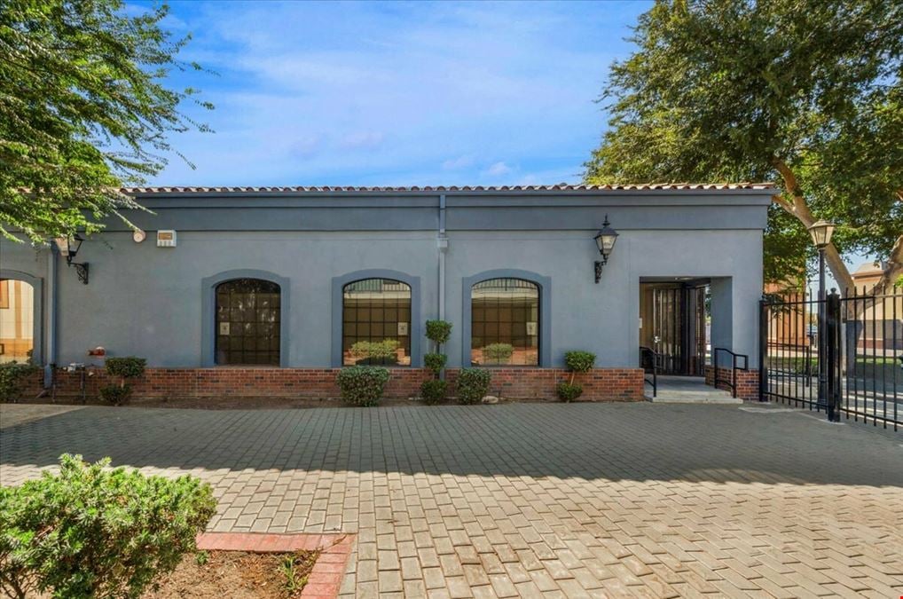 ±1,596 SF Retail Space in Central Tulare, CA