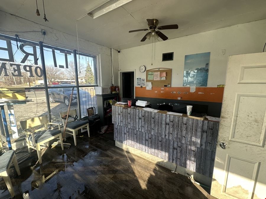 1423 South Park Ave - 1,620+/- SF Automotive/Used Car Lot