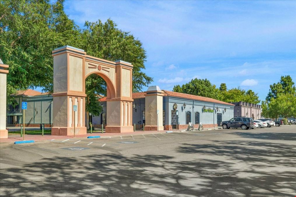 ±1,596 SF Retail Space in Central Tulare, CA