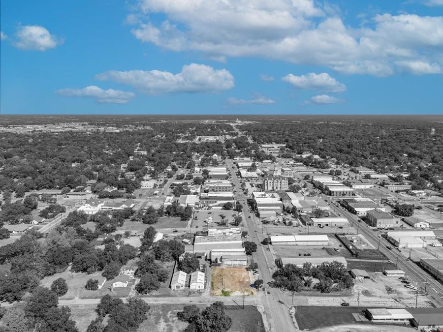 Land for Sale in Downtown Bonham