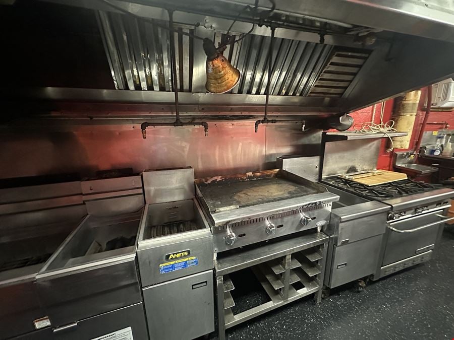 2201 Hyde Park Blvd - Restaurant For Sale