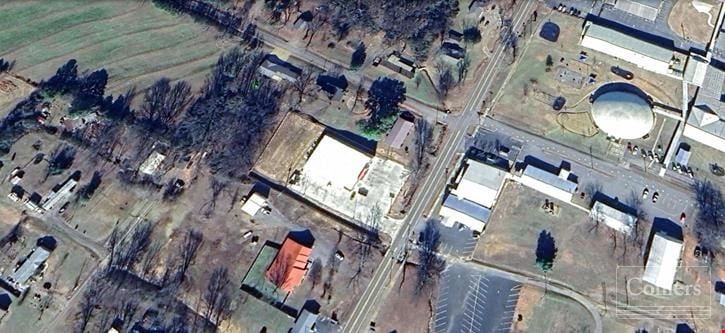 For Sublease: Large Retail Building with Parking Lot on Arkansas 27