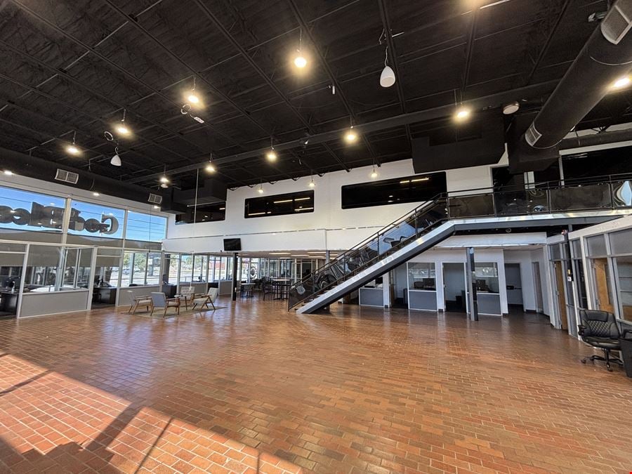 FOR SUBLEASE: 43,434 SF SHOWROOM & SERVICE BUILDING