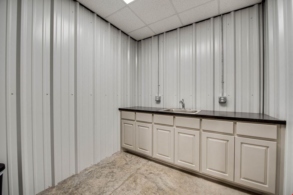 Industrial Shop/Office w/Wash-Bay on 2.45 Acres