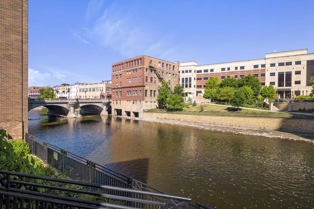 31 W Downer Pl, Aurora, IL 60506