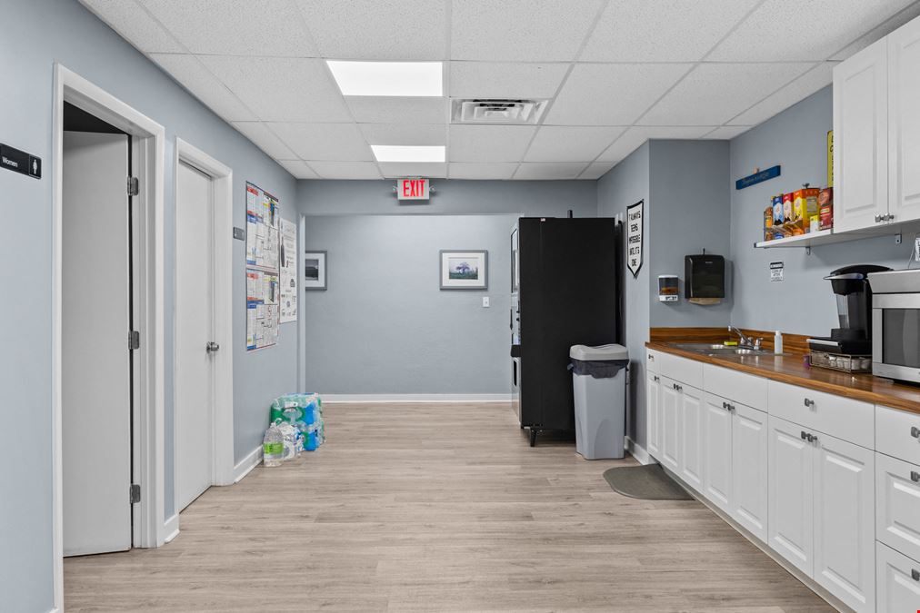 Versatile Office/Warehouse/Flex Space in Prime SW Gainesville Location