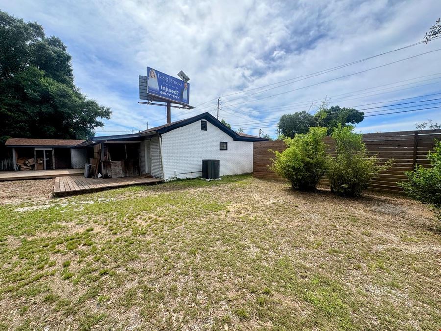 Barrancas Ave in Pensacola, FL Building and F