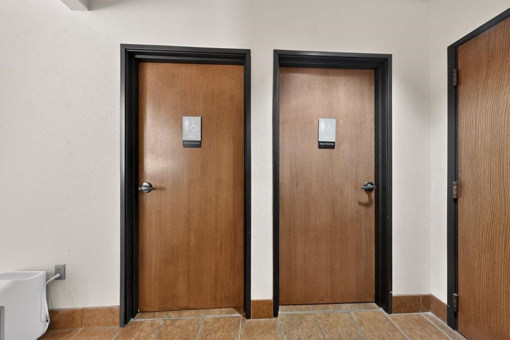 Free-Standing 2,908 SF Office with Montaño Frontage & 16 Spaces