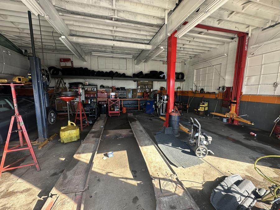 1423 South Park Ave - 1,620+/- SF Automotive/Used Car Lot