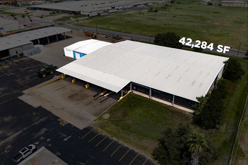 135,885 ±SF Dry Storage +2,549 office SF |  Available For Lease - All or Part