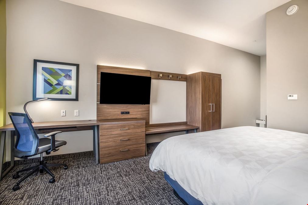 Holiday Inn Express & Suites Tulsa East-Catoosa