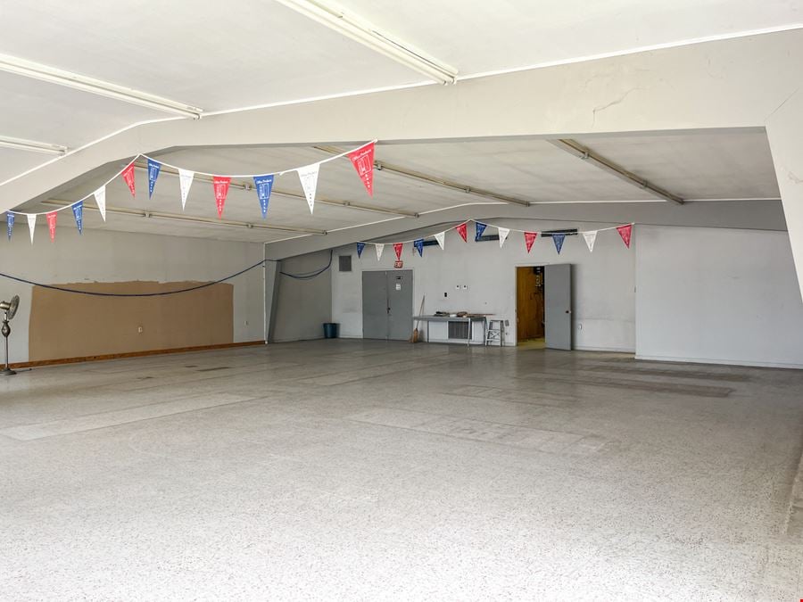 Flexible Showroom / Warehouse Property ±9 Min from Hwy 90