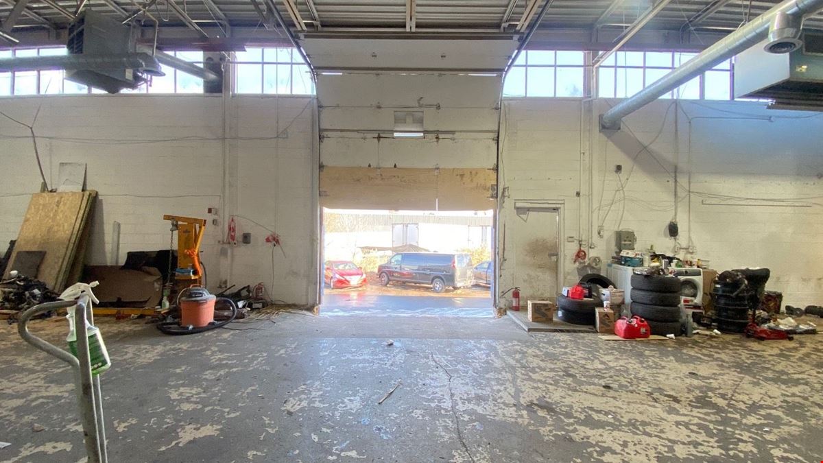 6,450 sqft auto-friendly industrial warehouse in Brampton