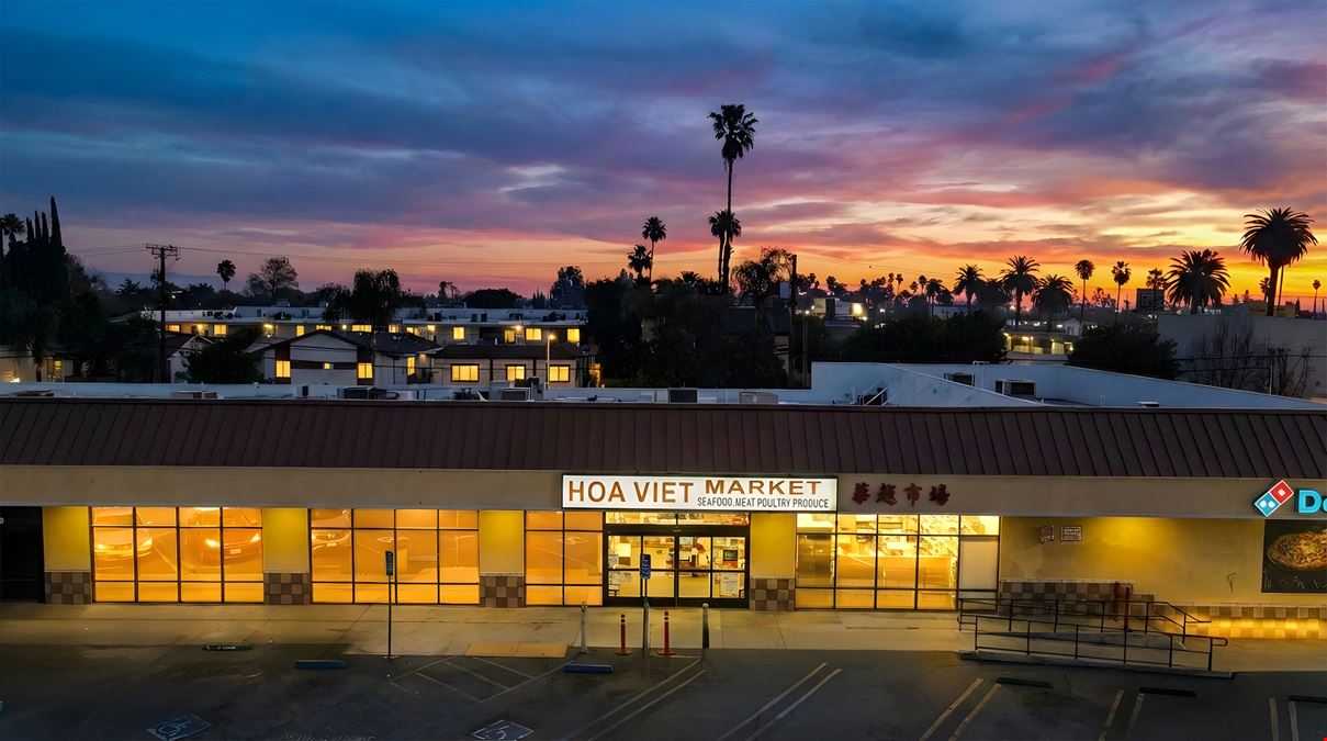 Hoa Viet Market