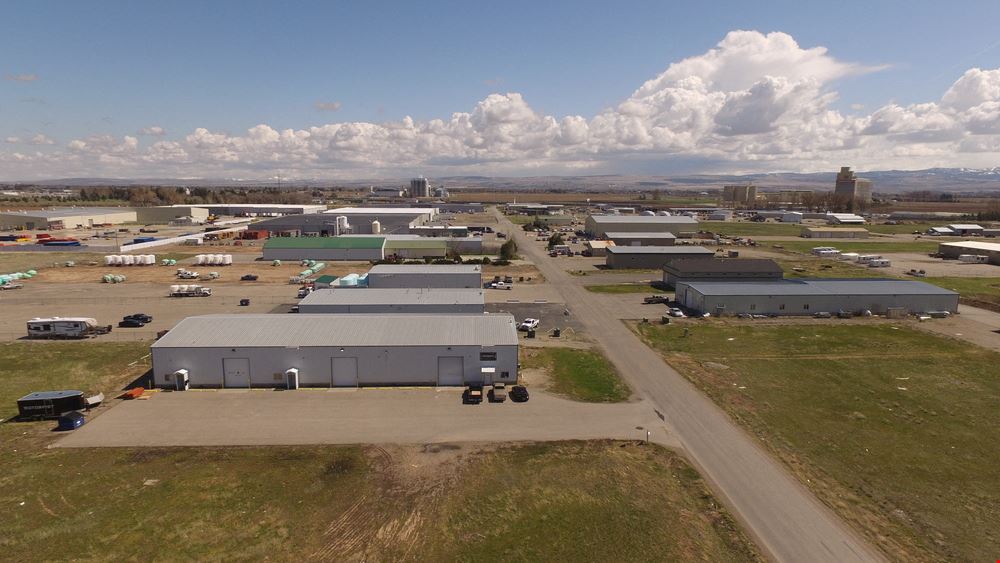 Clean high bay industrial warehouse