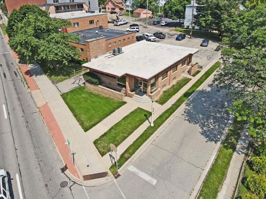 933 E Grand River Ave