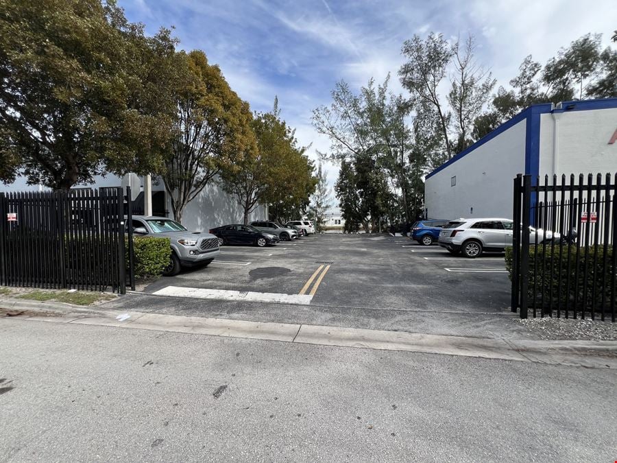Dock Warehouse in Fingerlakes Miami Airport West Industrial Market