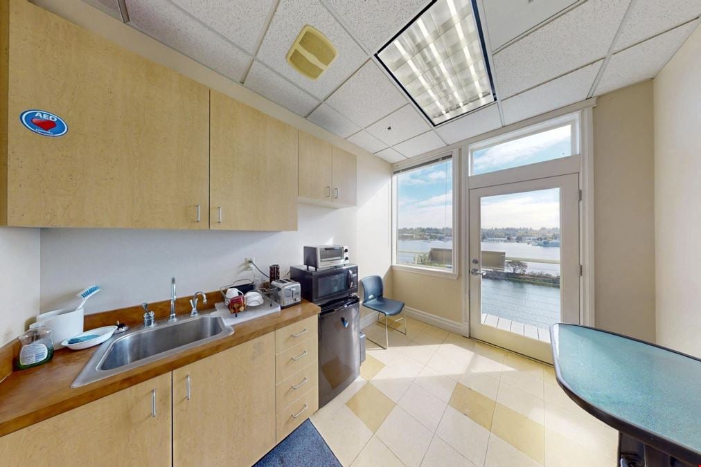 324 W Bay Dr NW