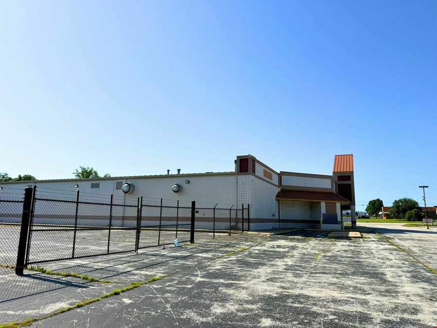 RETAIL BUILDING FOR SALE OR LEASE IN NORTHEAST SPRINGFIELD