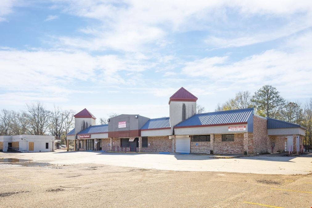 Former Family Dollar Anchored Retail Center  | 23,471 SF | 2003 Built