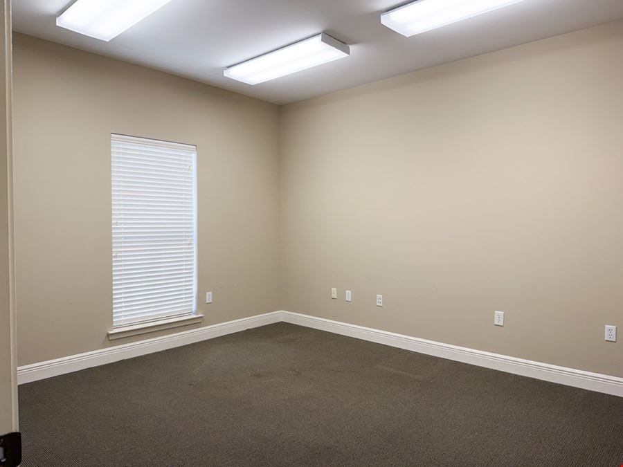 Move-In Ready Garden Office Off S Sherwood Forest Blvd