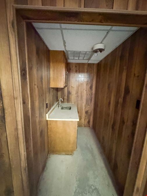 Versatile Shop/Office Near Business I-20 & I-20