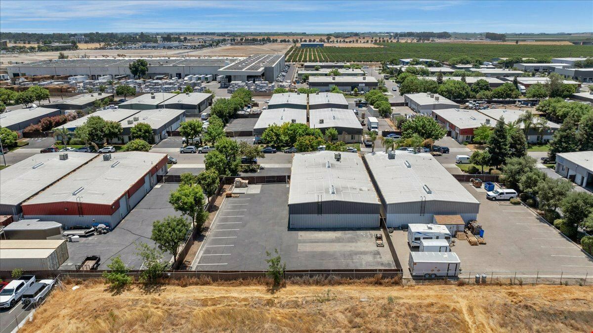±5,000 SF of Warehouse/Office Space in NW Visalia, CA