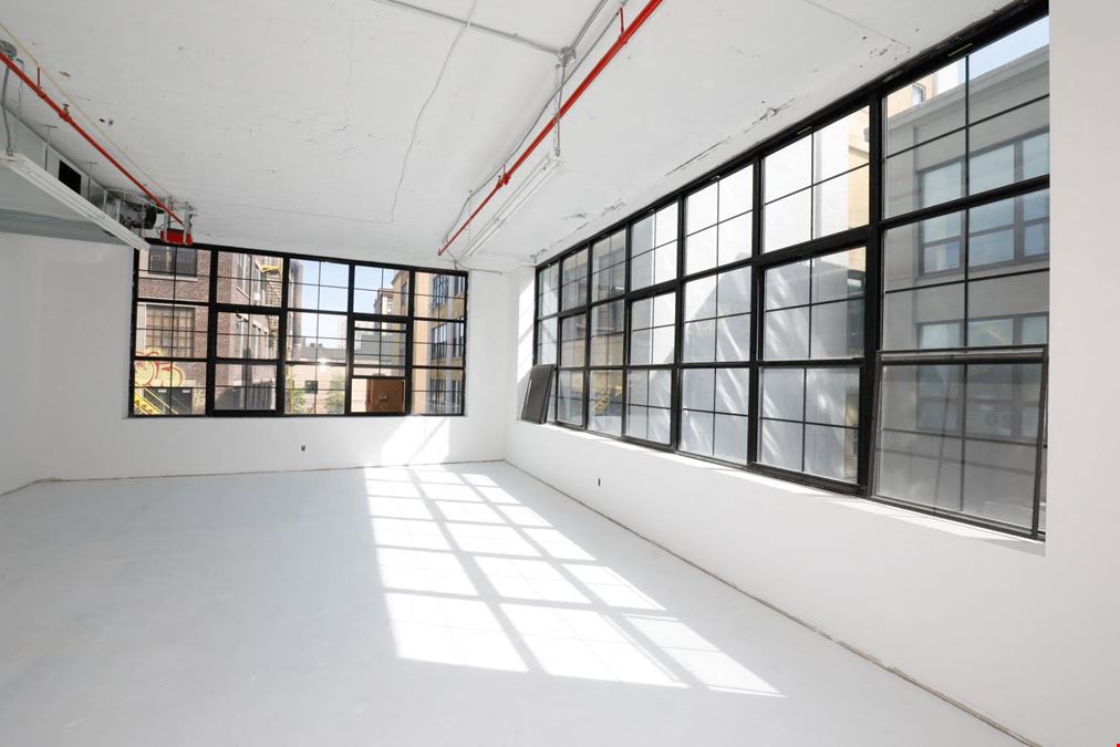 Urban Yard + Footbridge + Queensbridge Studios in Prime Location LIC, Queens