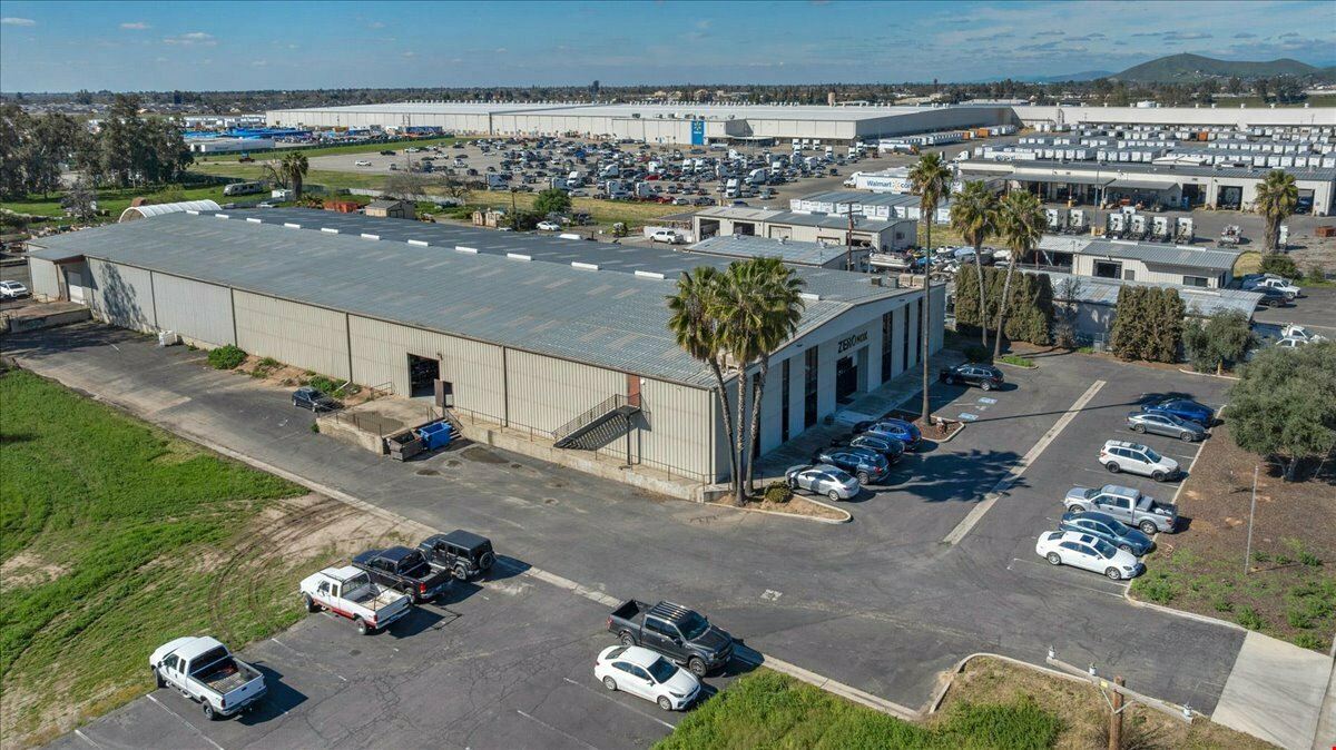 Freestanding Heavy Industrial Building w/ Office/Showroom on ±6.55 AC