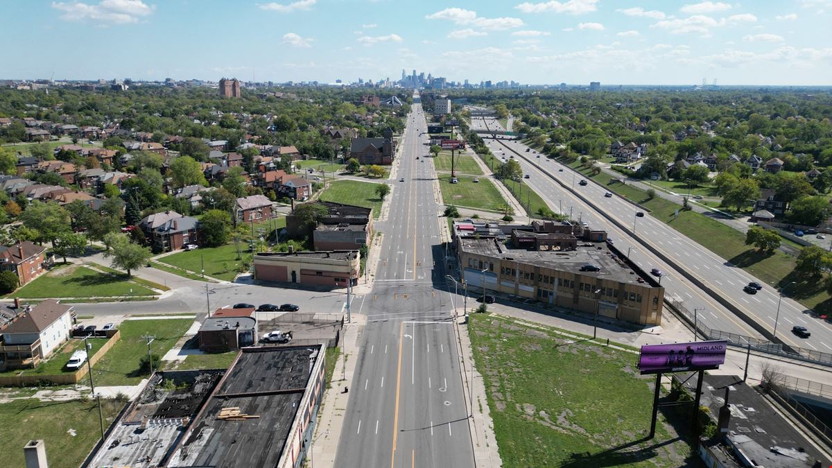 8461 Grand River Ave