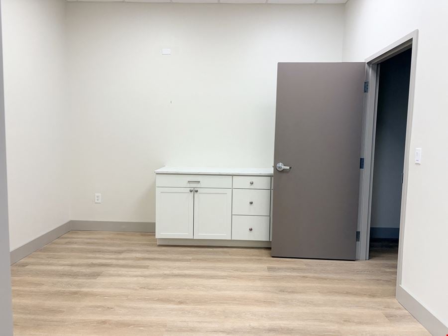 Prime Retail Space In Fruitville Commons