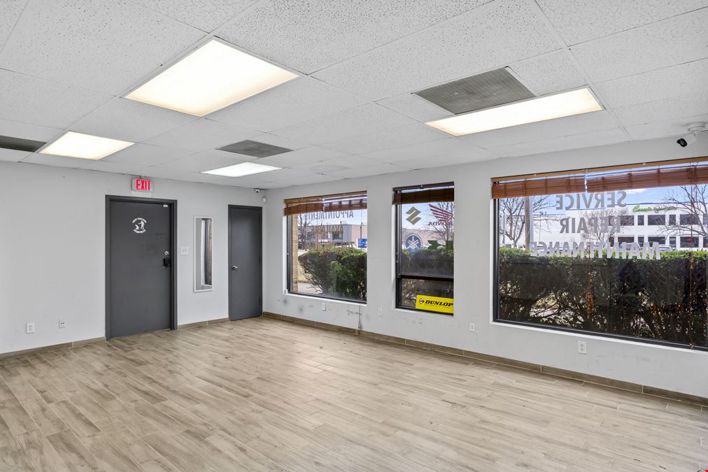Warehouse with retail exposure to lease