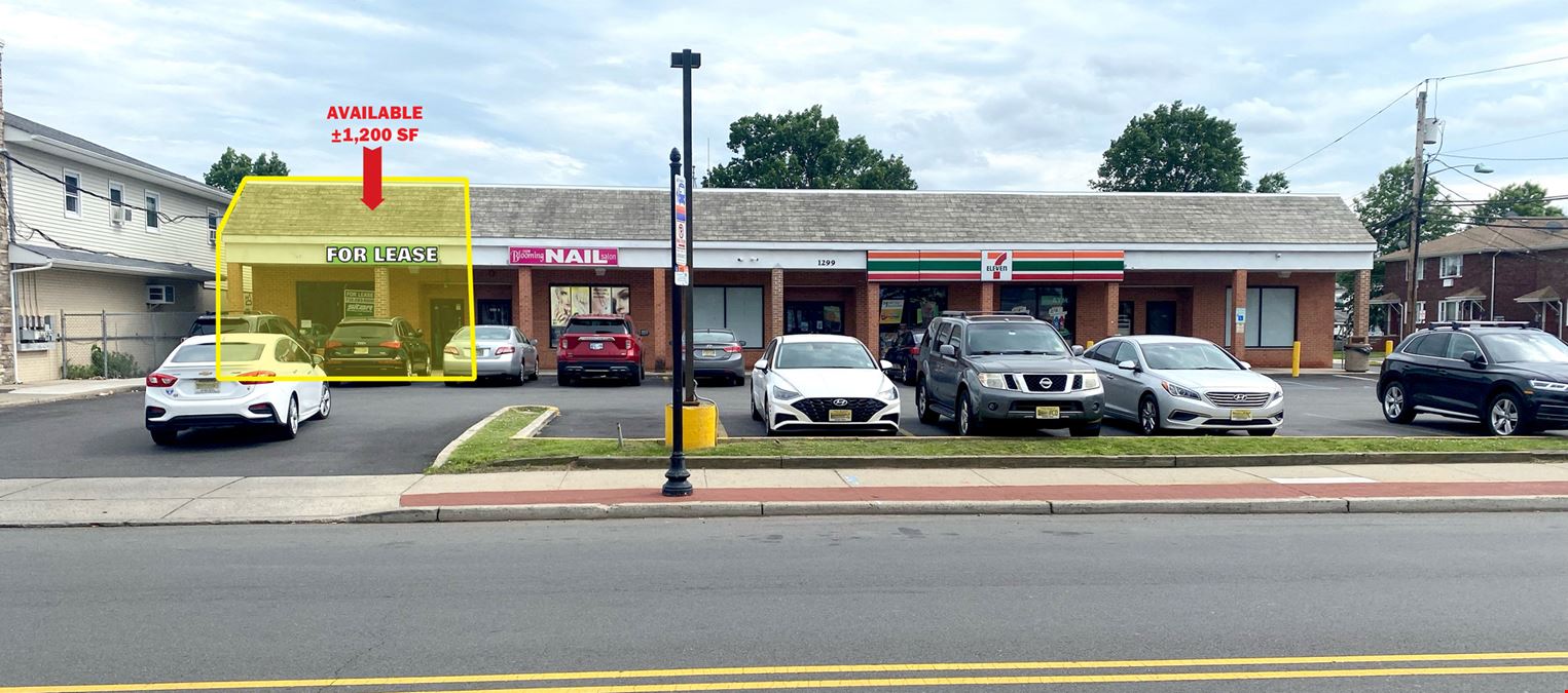 Store Available in Busy Retail Center