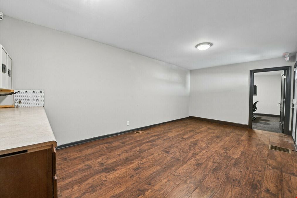 2807 Foster Ave