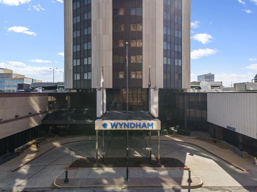 31-Story, Full-Service Downtown Hotel