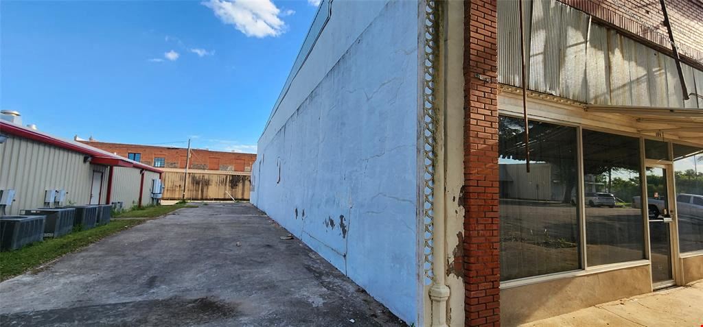 108 E Commerce St