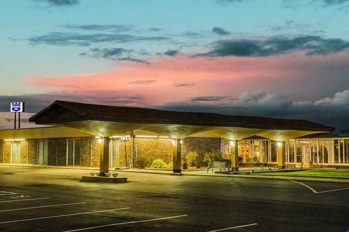 Napoleon Inn & Suites Napoleon OH