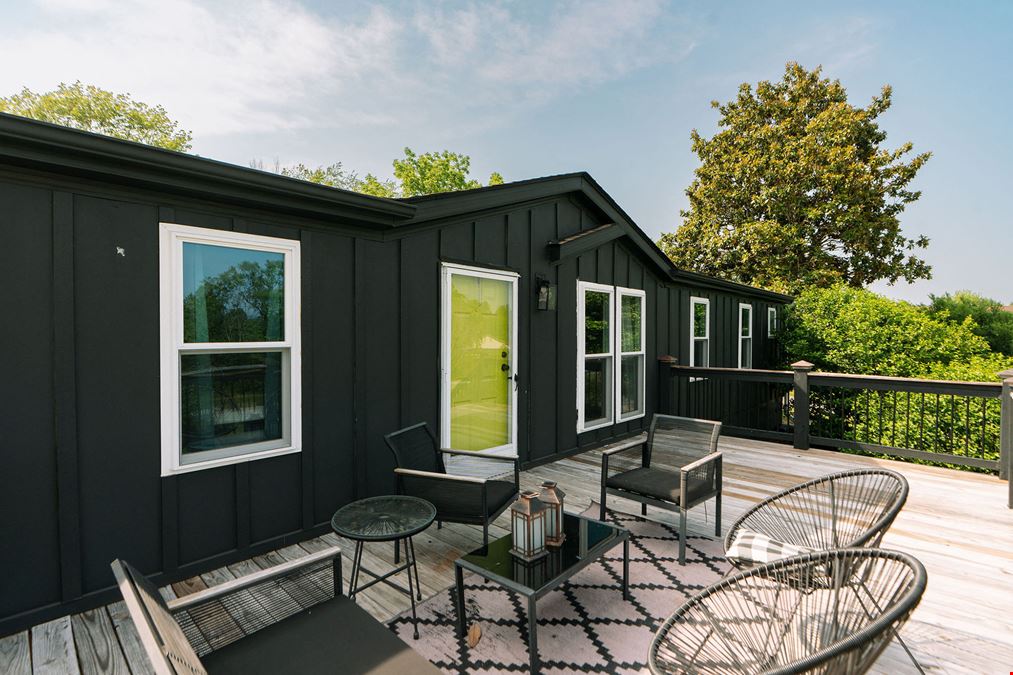 TURN-KEY OPPORTUNITY! ACTIVE SHORT TERM RENTAL PROPERTY