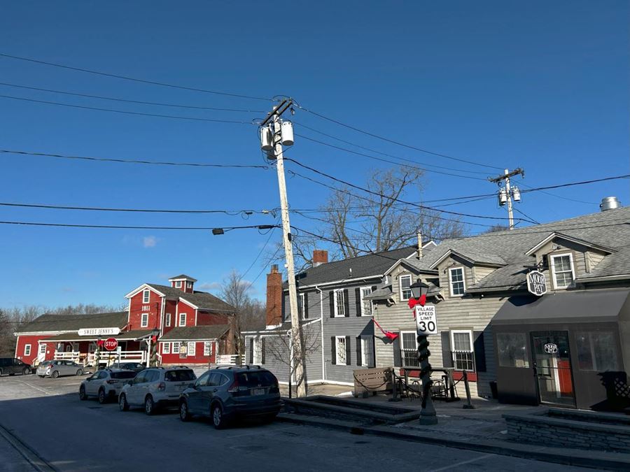5586 Main St