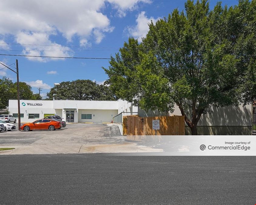 2222 Rosewood Avenue