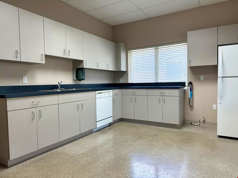 SUPER WELL LOCATED OFFICE SUITE ON UNIVERSITY PKWY.