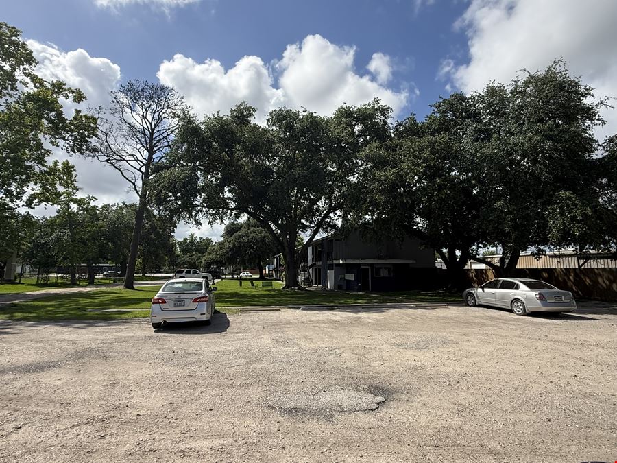 1101 E Main St, League City TX: 16 MULTI-FAMILY UNITS