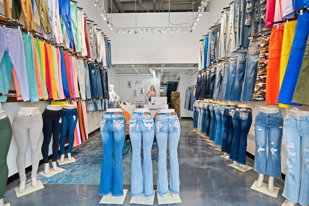 Premier Retail Showroom: Seller financing with 4% Interest Rate