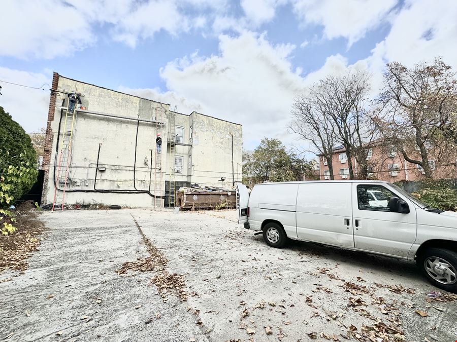 Two family house with an large empty lot for sale in Brooklyn